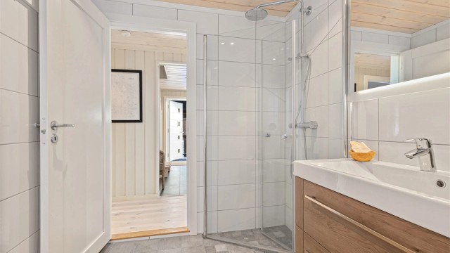 Badet har også servant med skuffer og et speil med integrert belysning.