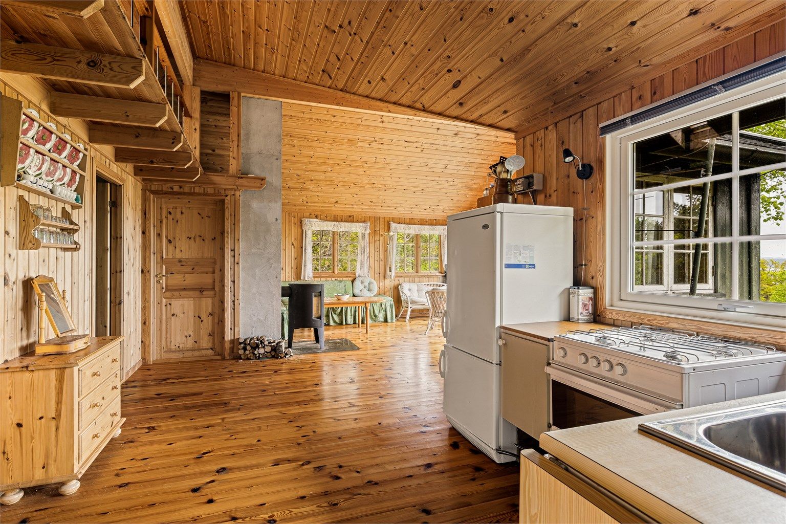 Åpen løsning mellom stue og kjøkken.