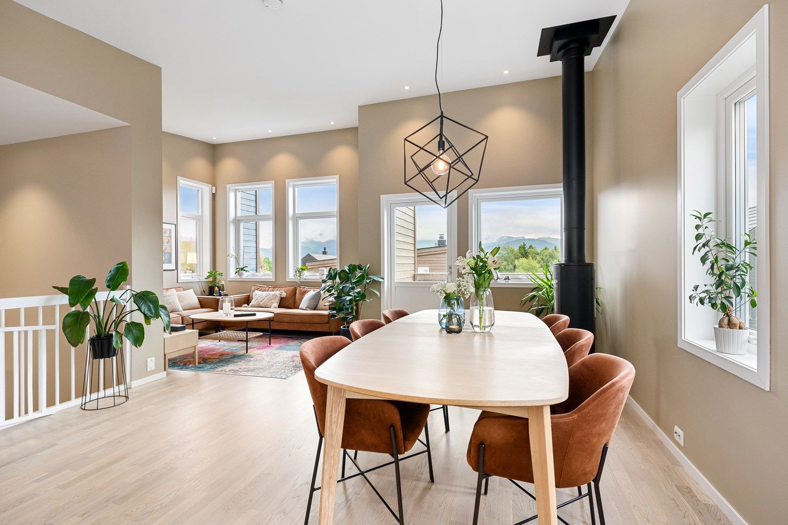 Velkommen til Knuthaugen 4, en nyere moderne og tiltalende enebolig i Emblemsvågen, presentert av Daglig leder/Eiendomsmegler Preben Willmann