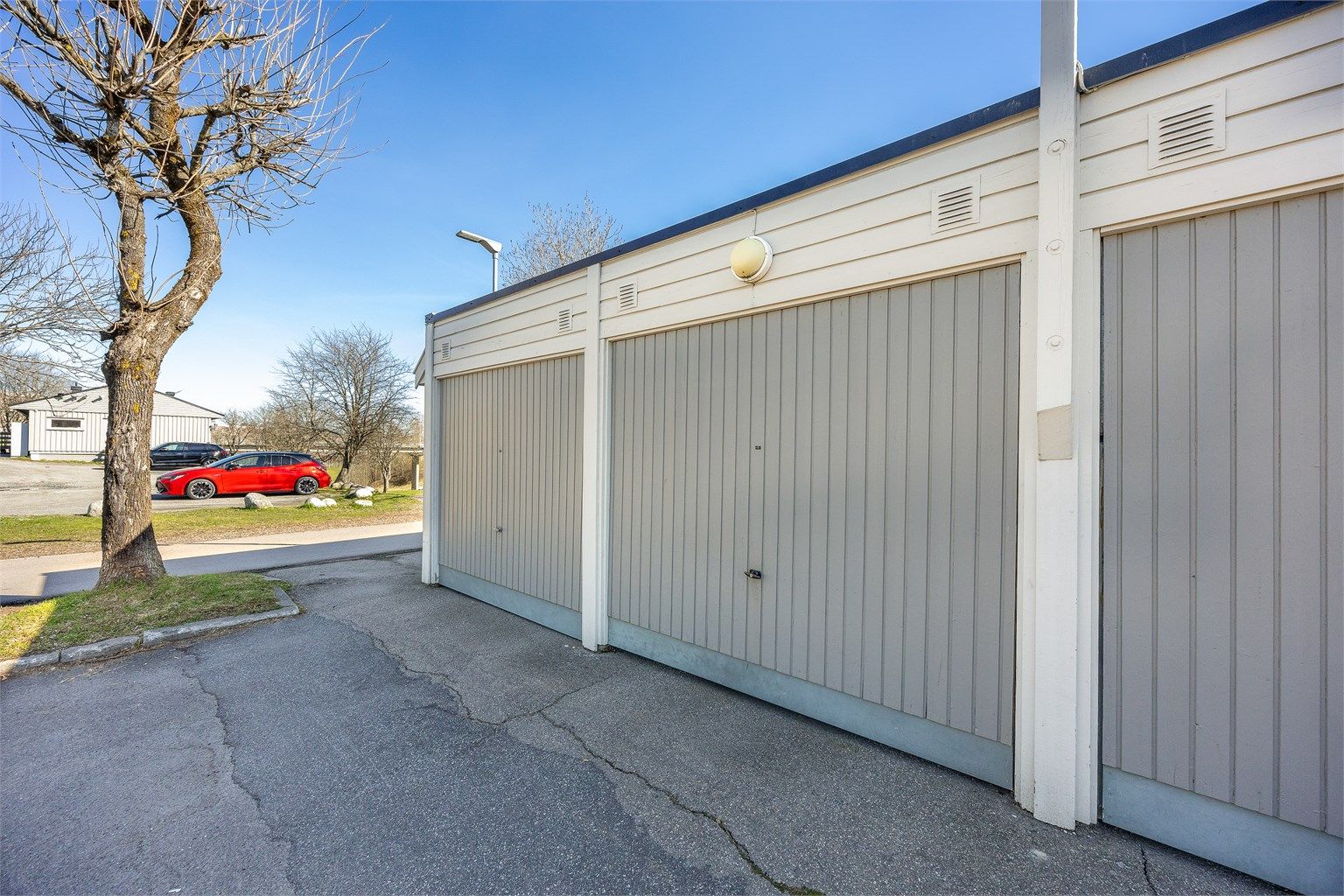 Til boligen hører det med en garasjeplass i felles, låst anlegg.