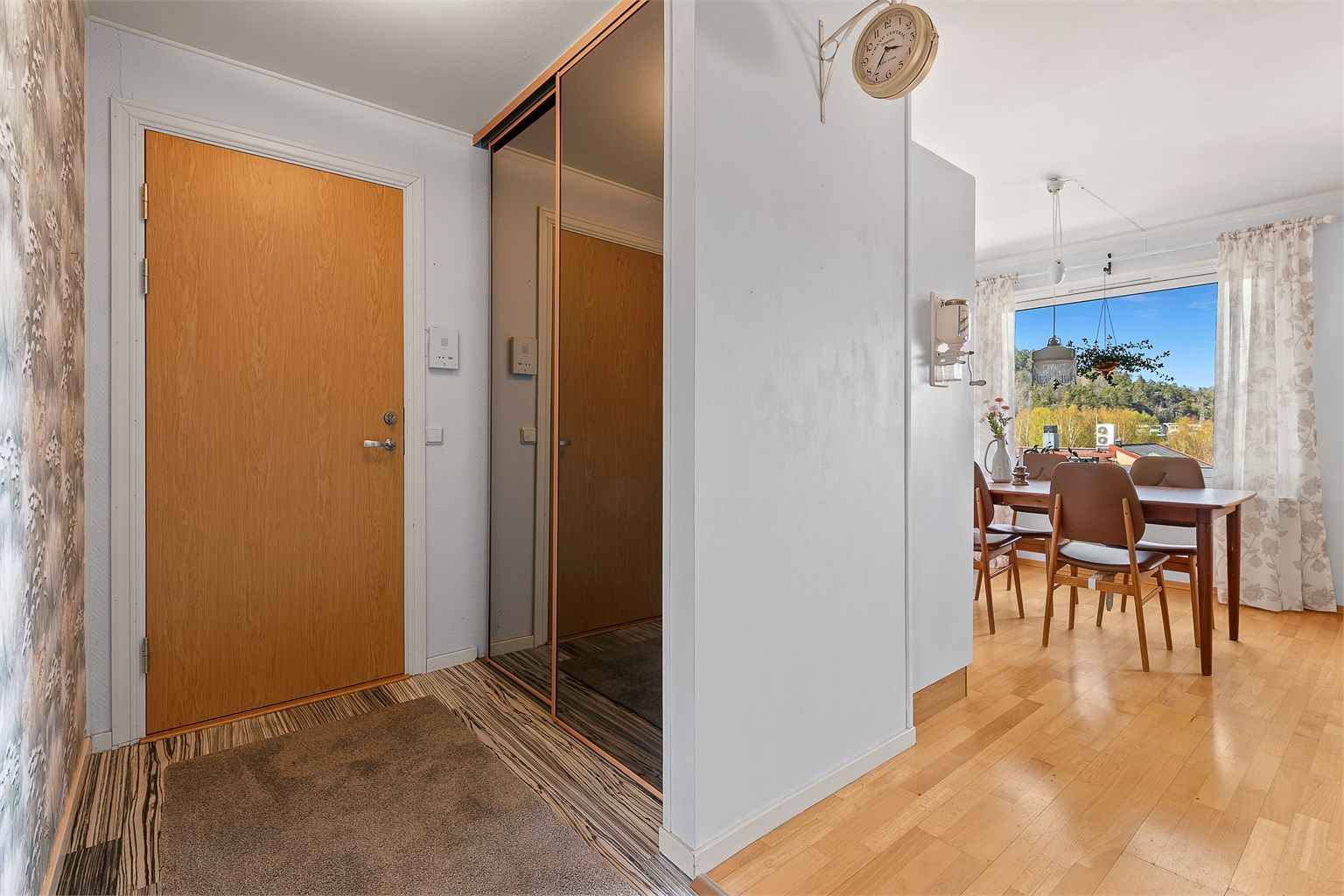 Entré med garderobe