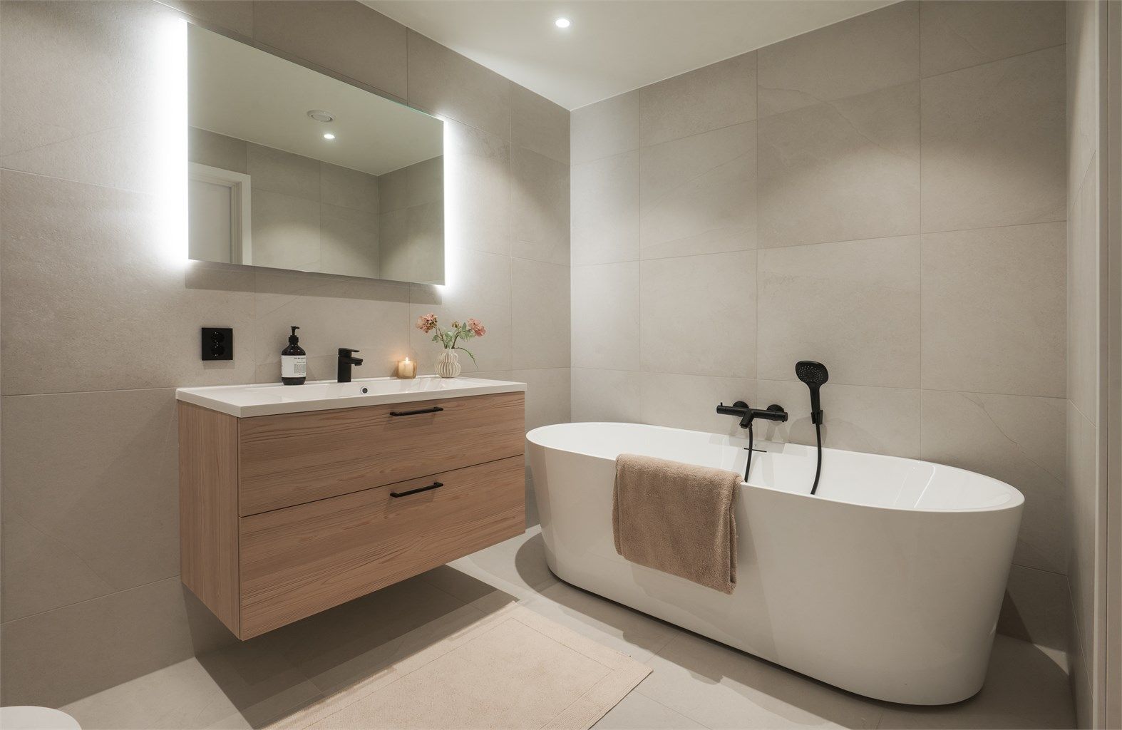 Badet har vegghengt toalett og gulvvarme.