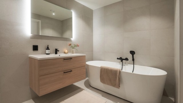 Badet har vegghengt toalett og gulvvarme.