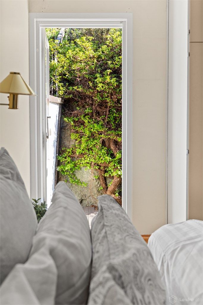 Egen utgang til terrasseplattingen bak huset