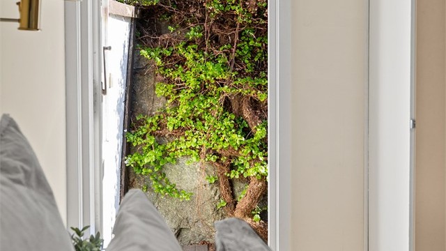 Egen utgang til terrasseplattingen bak huset