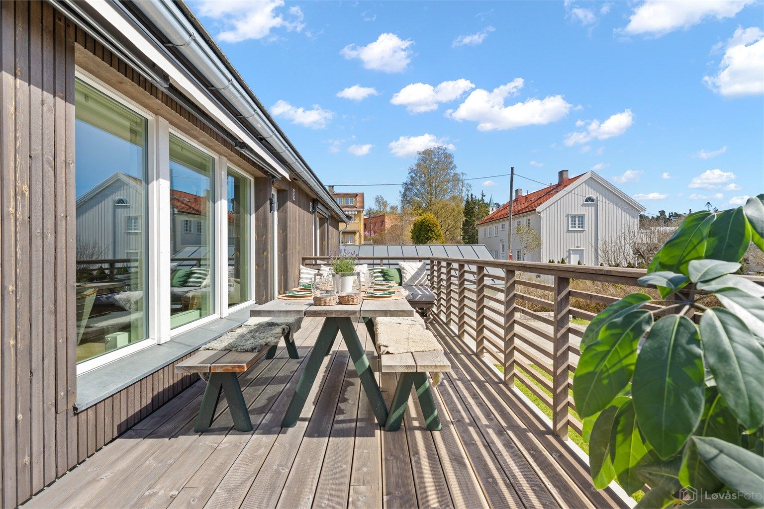 En solrik og privat uteplass med god plass for sosiale sammenkomster