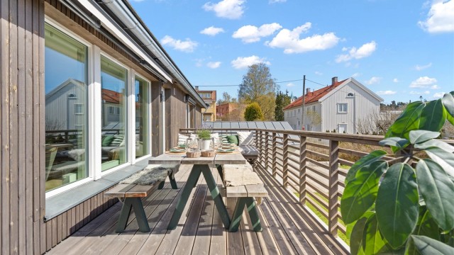En solrik og privat uteplass med god plass for sosiale sammenkomster