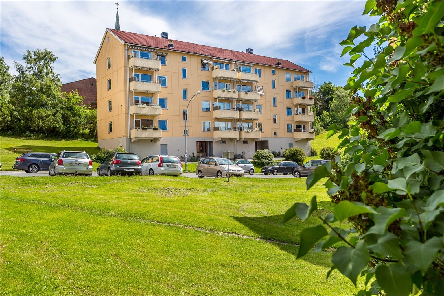 Blokken er omkranset av grøntareal og borettslaget har to fine møteplasser med lekestativ og benker