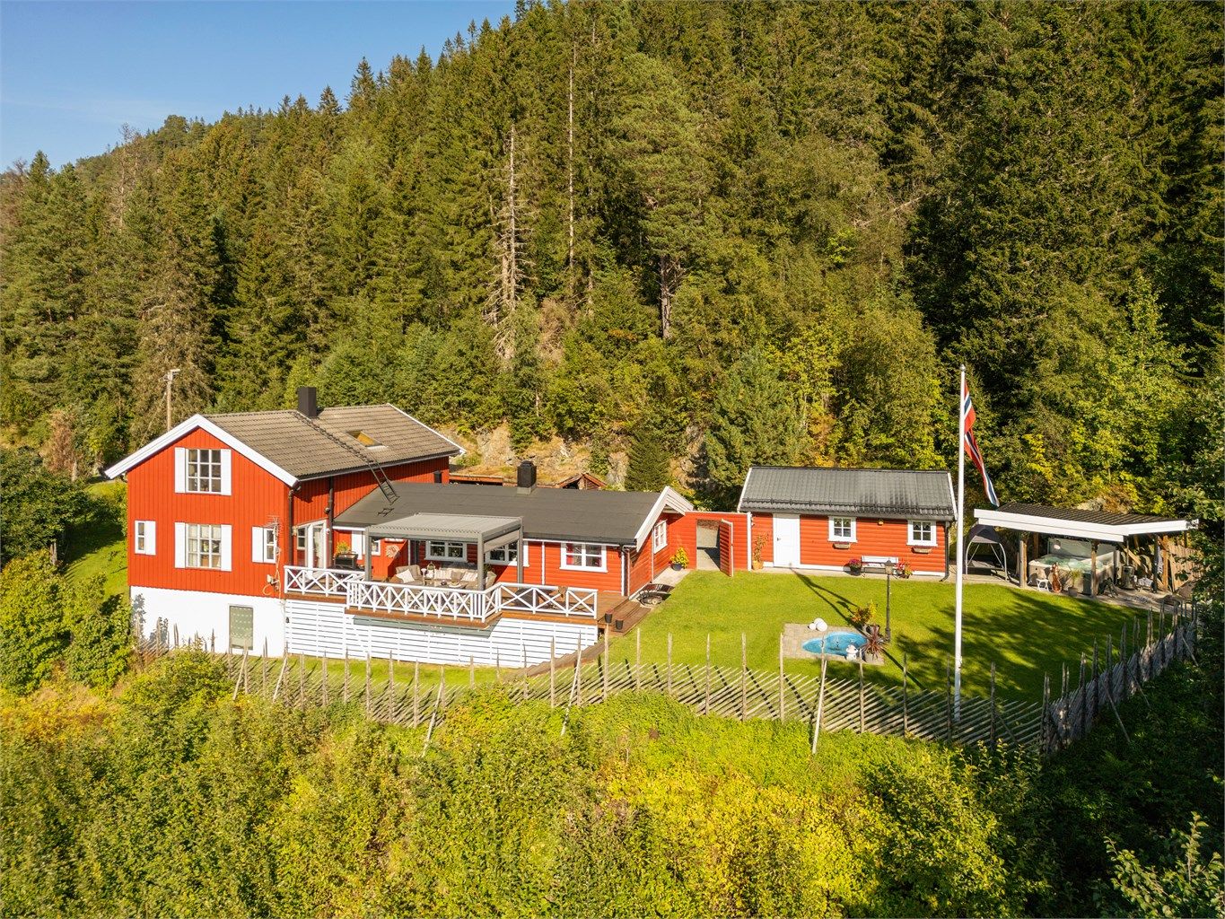 Velkommen til Himmelriket - Flålykkjvegen 75 – en landlig og idyllisk eiendom med spektakulær utsikt, maksimal solgang og usjenert beliggenhet høyt og fritt over dalføret.