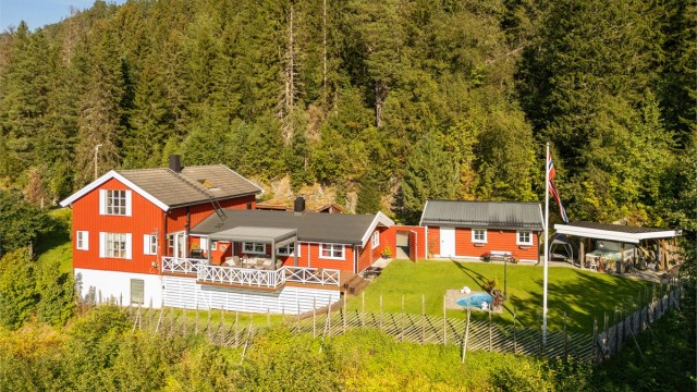 Velkommen til Himmelriket - Flålykkjvegen 75 – en landlig og idyllisk eiendom med spektakulær utsikt, maksimal solgang og usjenert beliggenhet høyt og fritt over dalføret.