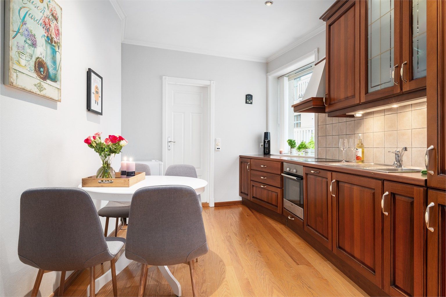 Kjøkkenet har plass til egen spisegruppe og innredningen har rikelig med skap- og benkeplass, som gir gode arbeidsforhold til matlagingen