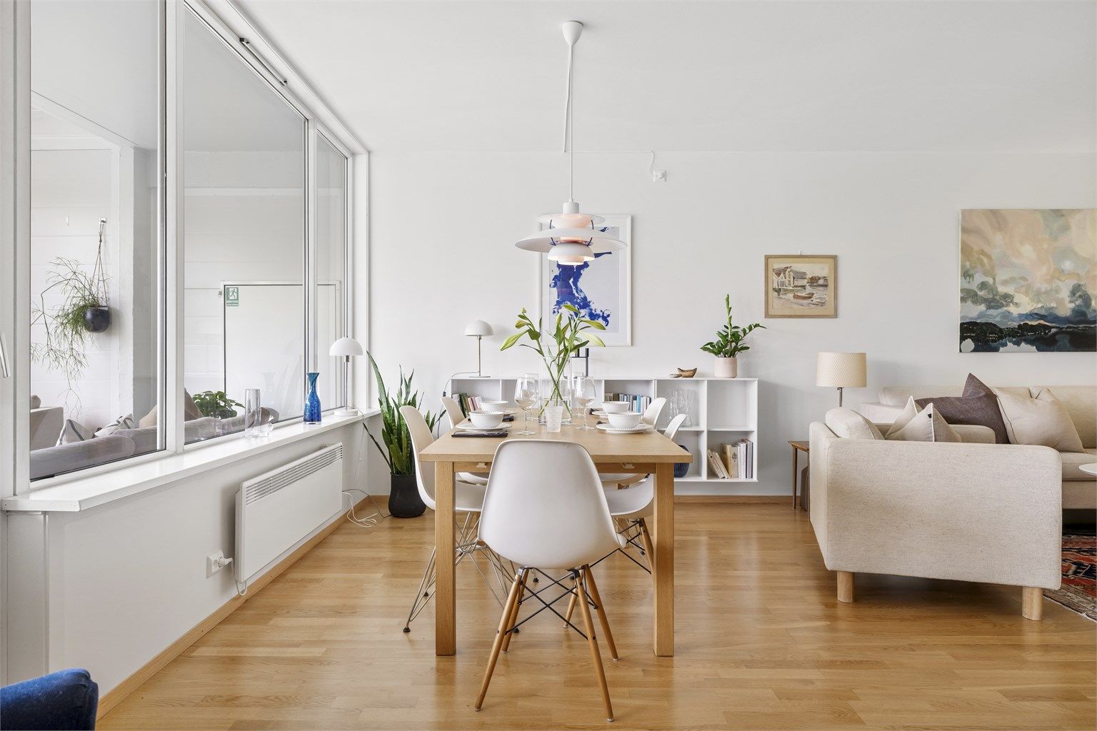 Romslig stue med god plass til flere sittegrupper.