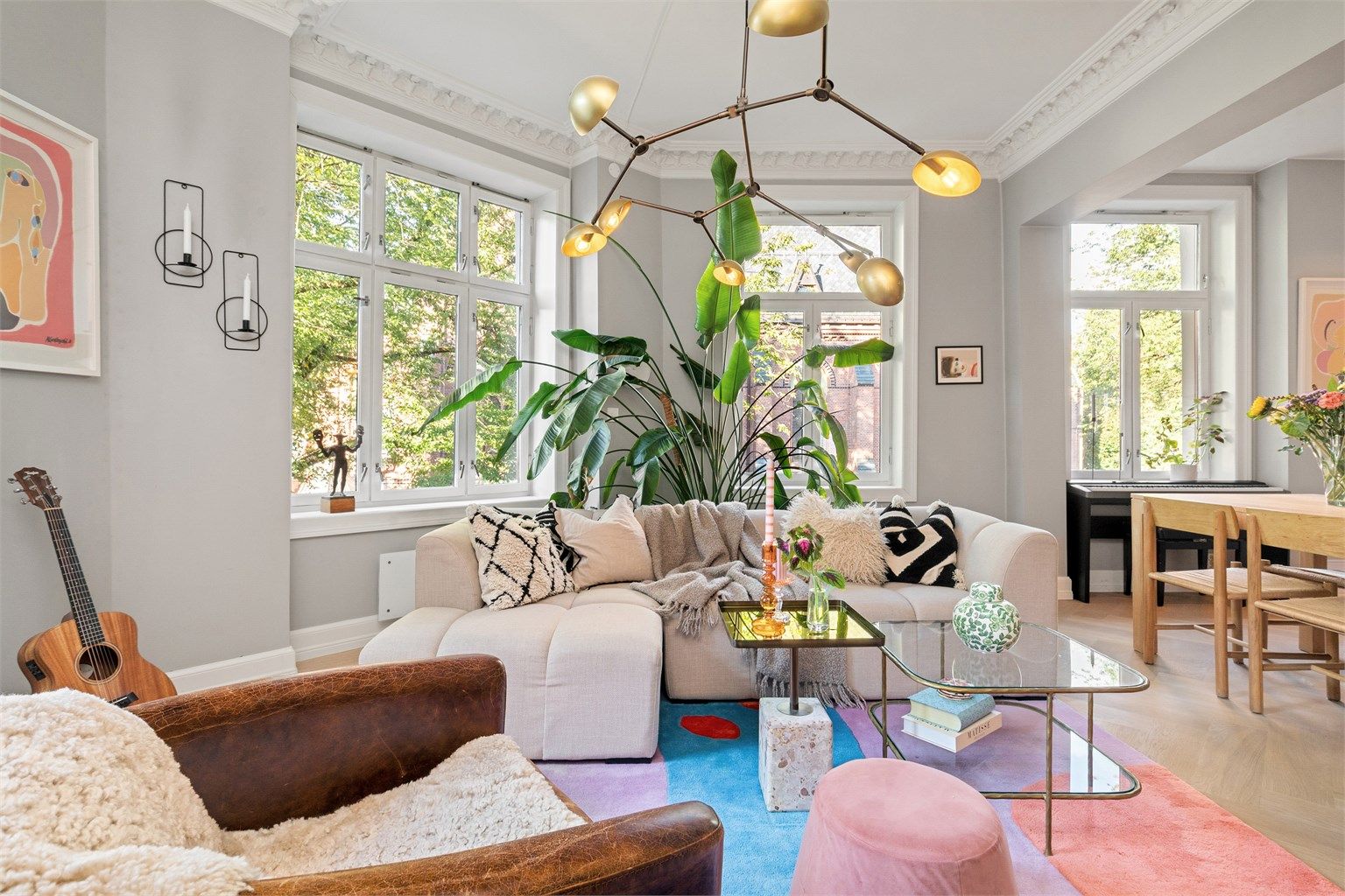 Leiligheten har en god planløsning med både sosial "prate-stue" i åpen løsning mot kjøkkenet og egen TV-stue hvor man kan lese eller se på TV i fred