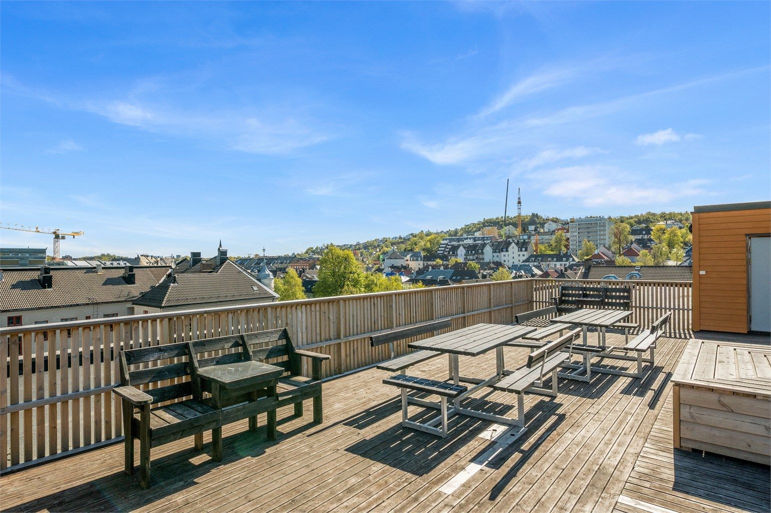 Sameiet har en felles takterrasse med svært gode solforhold og nydelig utsikt. 