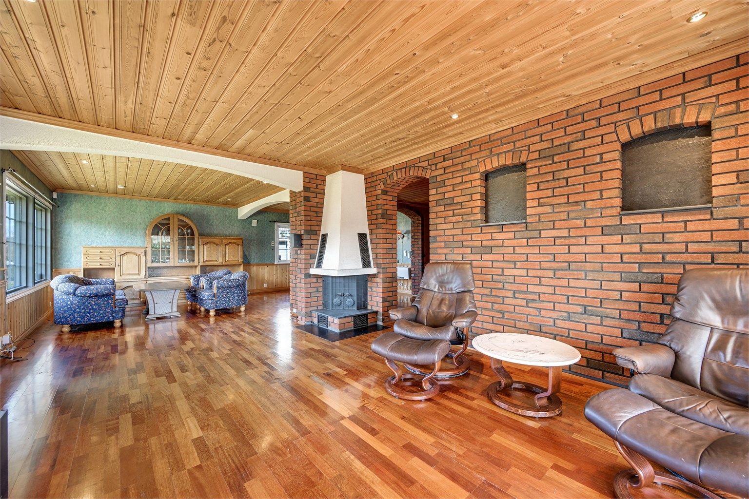 Rommet har parkett på gulvet og en vegghengt luft-til-luft varmepumpe for effektiv temperaturregulering.