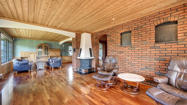 Rommet har parkett på gulvet og en vegghengt luft-til-luft varmepumpe for effektiv temperaturregulering.