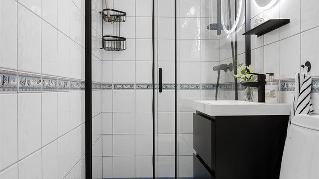 Bad med adkomst fra entré: Flislagt bad med gulvvarme. Innredningen, inkludert dusjdører og servant, ble oppgradert i 2023.