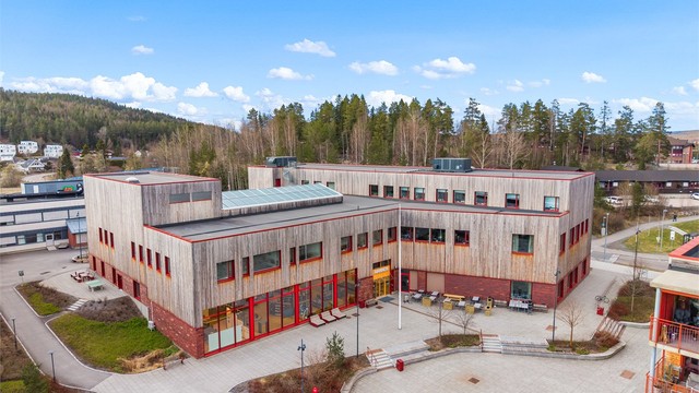 Rælingen videregående skole ligger kun 8 minutters gange unna.