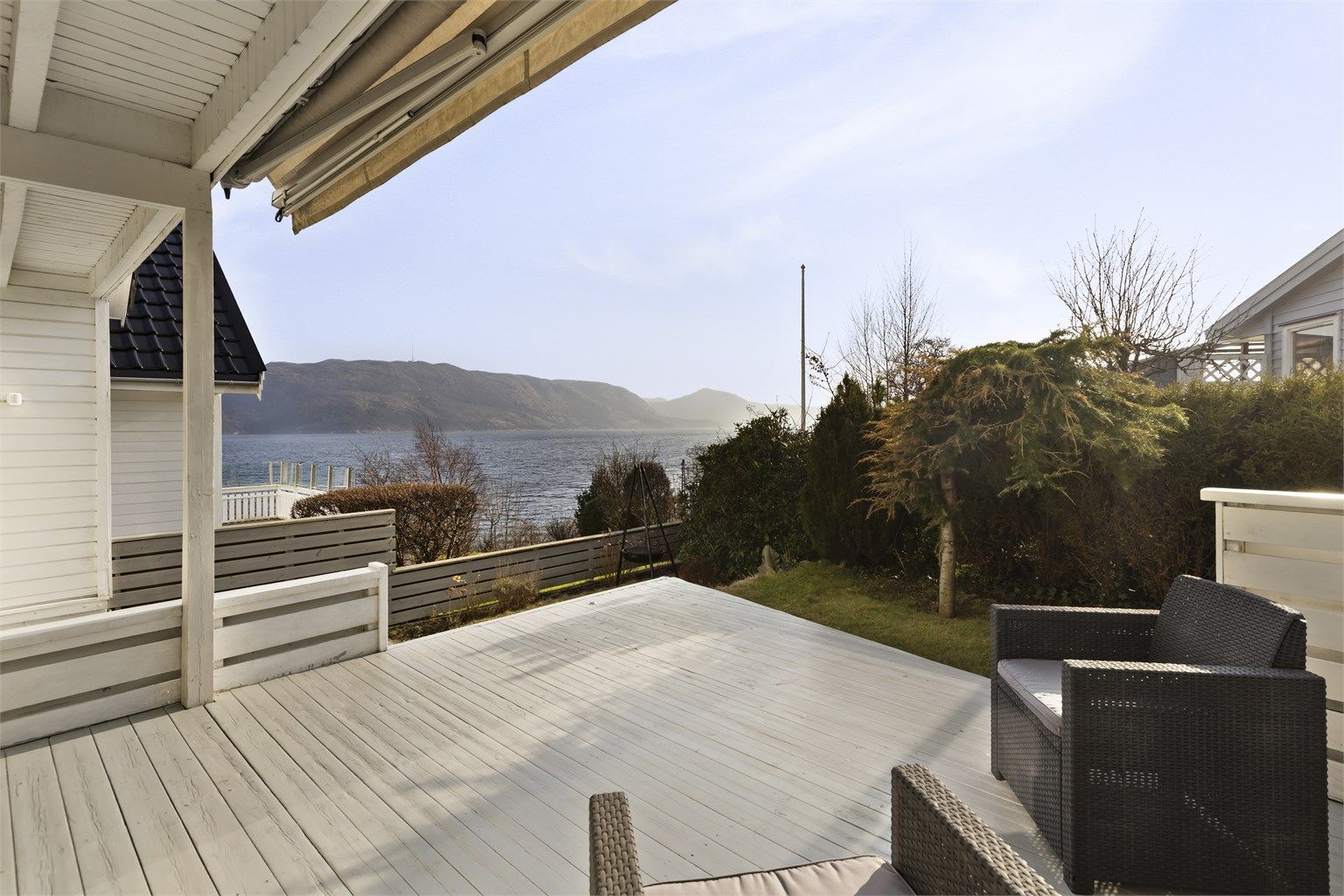 Uteplassen har en lang brukssesong for både grilling, soling og lek.