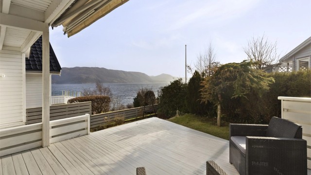 Uteplassen har en lang brukssesong for både grilling, soling og lek.