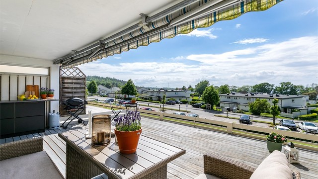 Innerst på den store plattingen er det lunt og trivelig. Med markisen ute oppnår du enkelt mer svalende skygge om det ønskes.