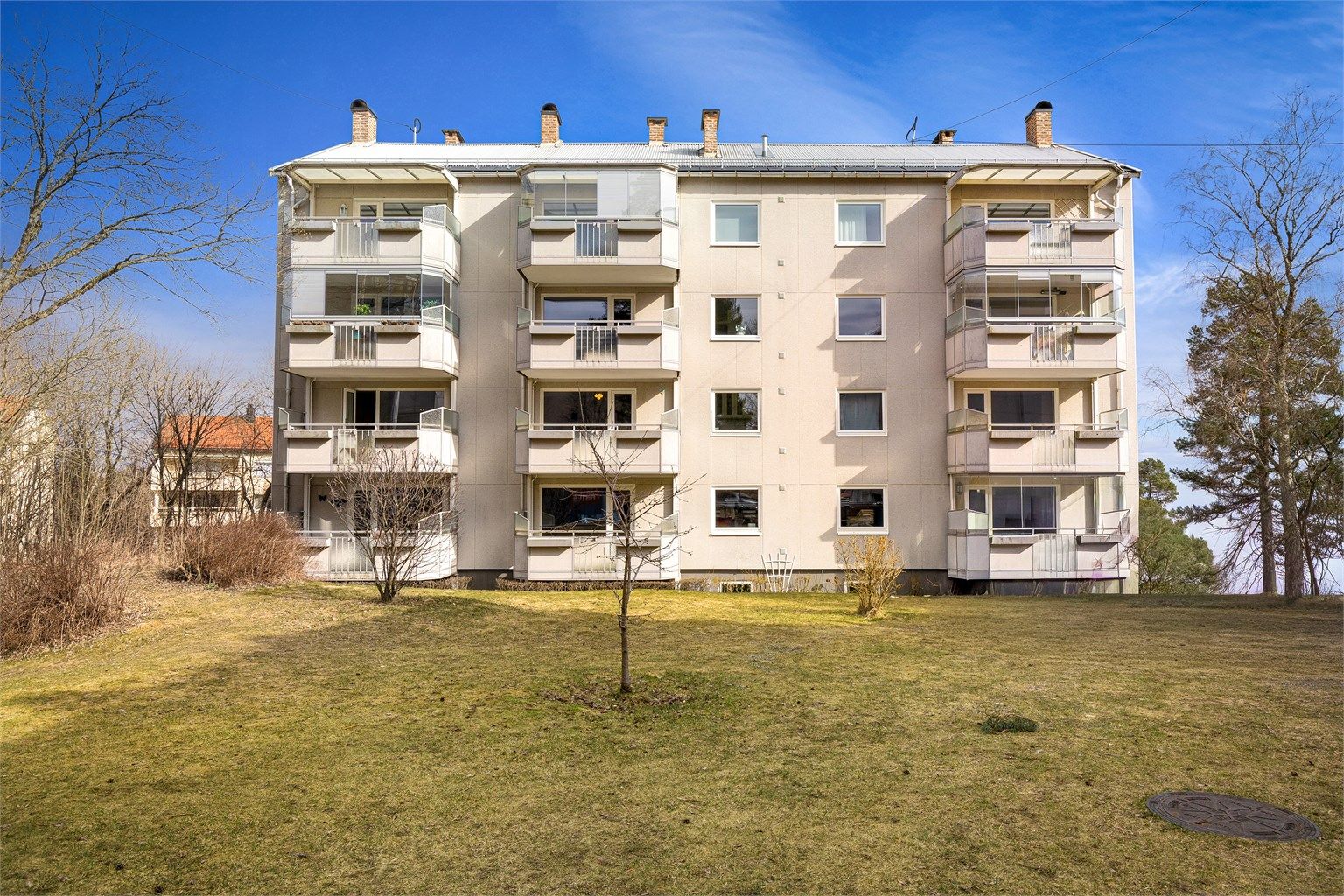 Bygget ligger i et veletablert og rolig nabolag med opparbeidede grøntområder.