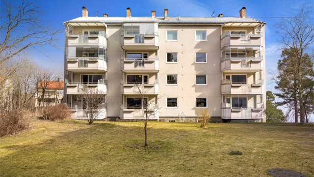 Bygget ligger i et veletablert og rolig nabolag med opparbeidede grøntområder.