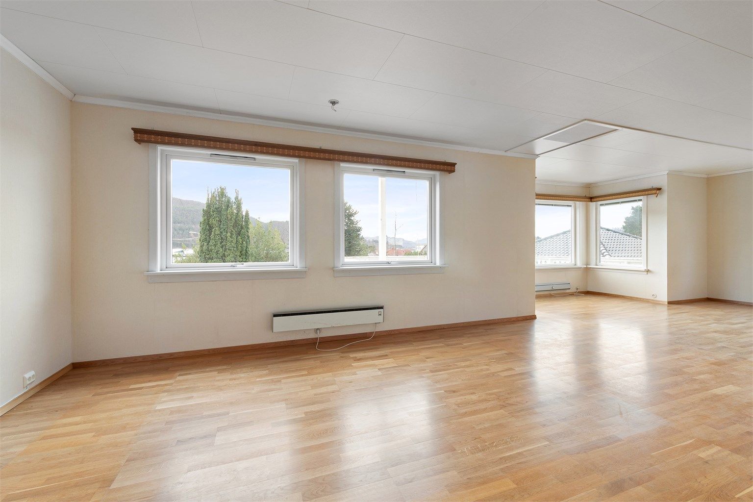 Leiligheten i første etasje har en romslig stue med flere møbleringsmuligheter