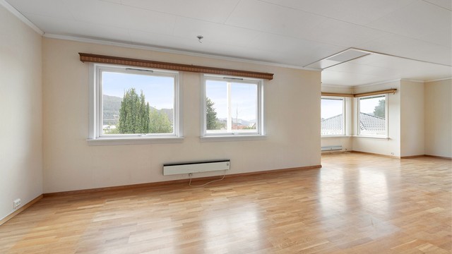 Leiligheten i første etasje har en romslig stue med flere møbleringsmuligheter