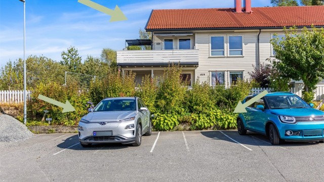 Det følger med 2 p-plasser like utenfor boligen.