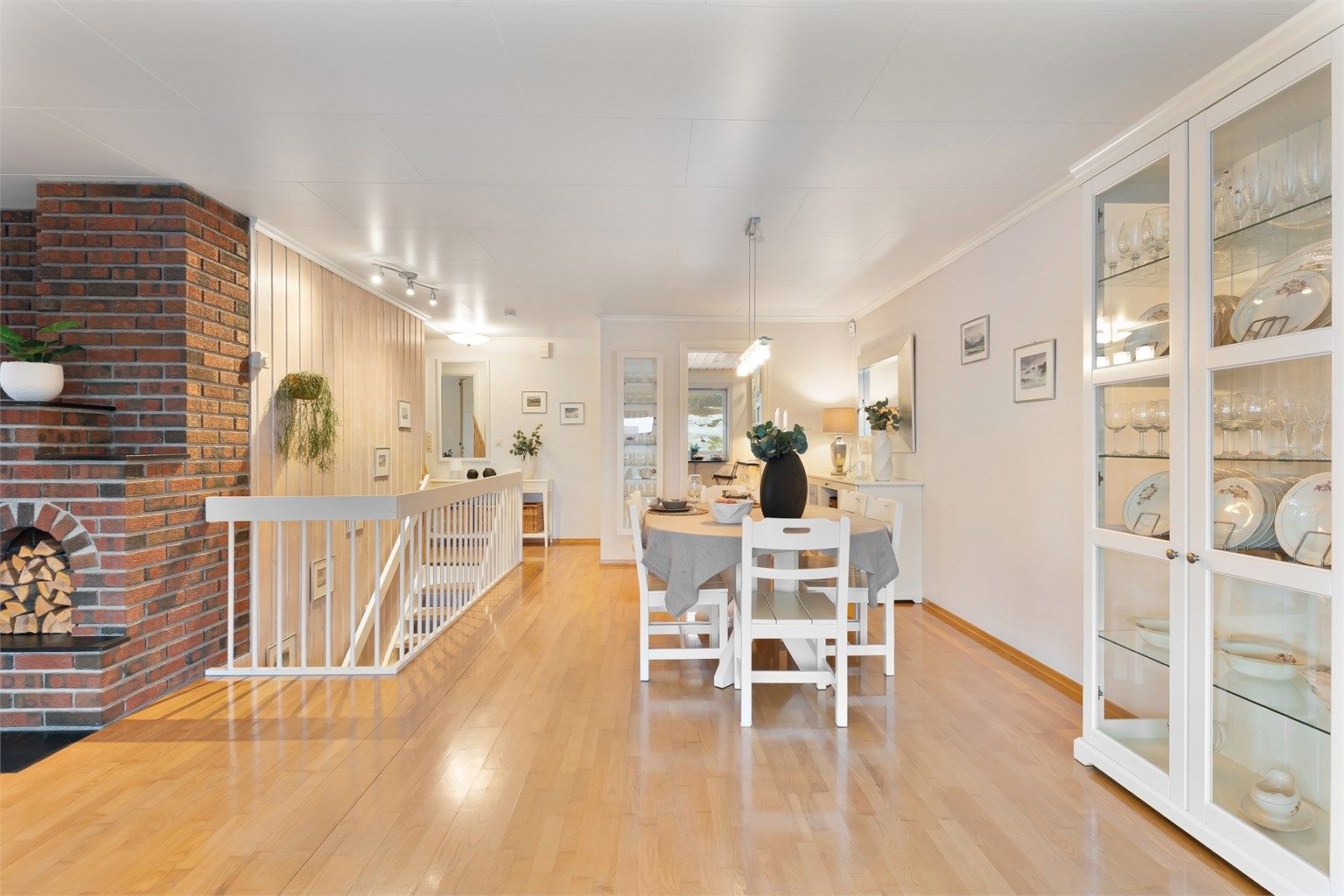 Oversikt over den åpne og sosiale planløsningen i første etasje.