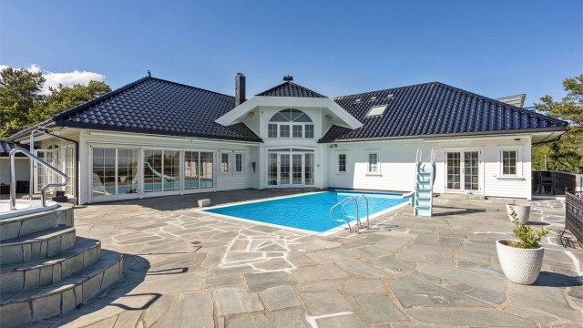 En unik villaeiendom beliggende i havgapet mellom Arendal og Tvedestrand. Eiendommen har nydelig opparbeidet hage med bassengområde uten innsyn