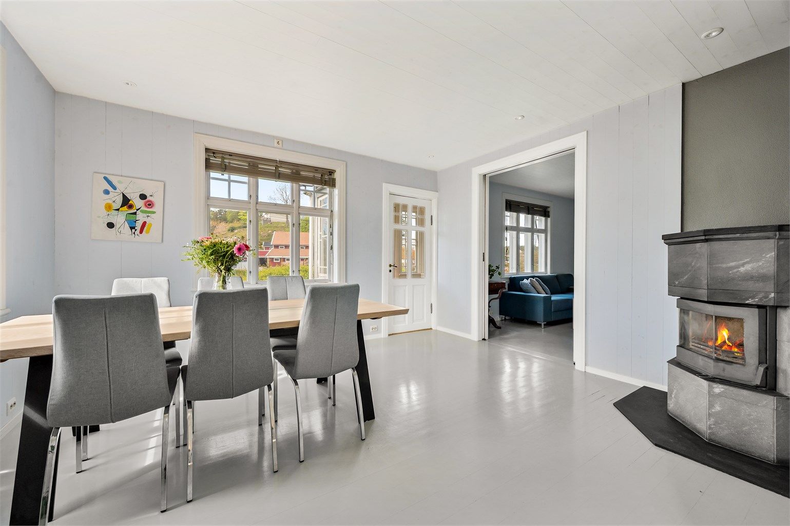 Fra spisestuen er det åpen passasje til stuen og utgang til en innglasset balkong.