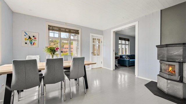 Fra spisestuen er det åpen passasje til stuen og utgang til en innglasset balkong.