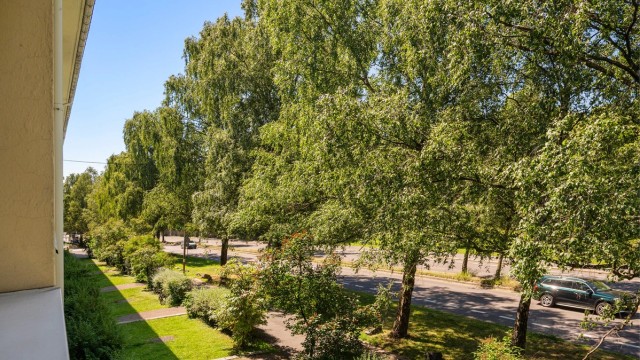 Utsikt fra den vestvendte balkongen. Legg merke til hvor lite innsyn det er her.
