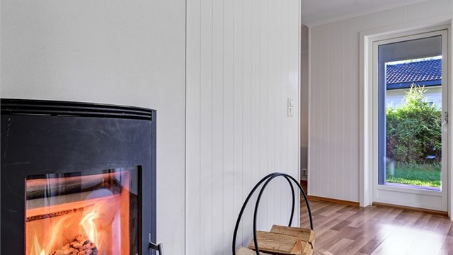 Her er det også peisovn som gir ekstra varme og hygge på kjøligere dager.
