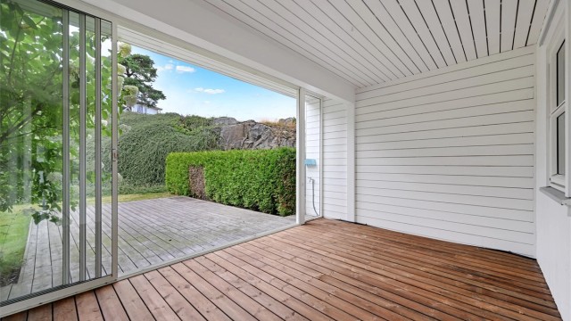Leiligheten har stue, kjøkken, to soverom, bad og innglasset terrasse som forlenger sesongen.