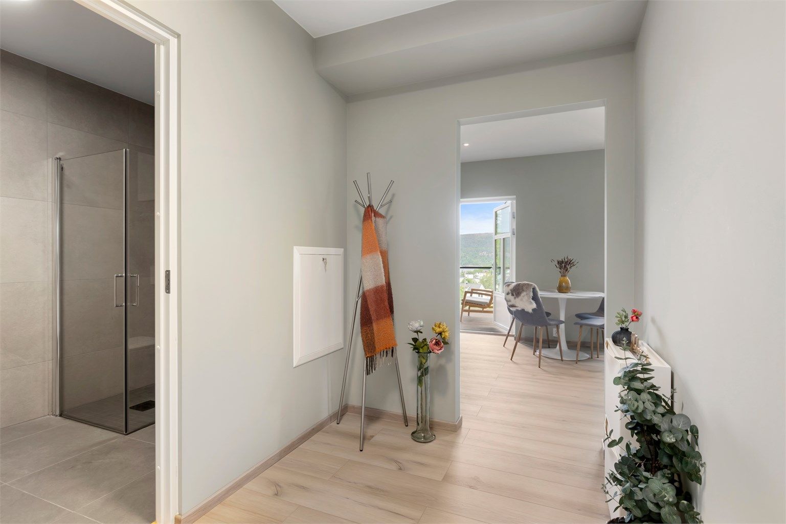 Romslig gangareal med god plass til oppbevaring av yttertøy og sko. I tillegg disponerer leiligheten en bod i felles kjeller med ytterligere oppbevaringsmuligheter. 