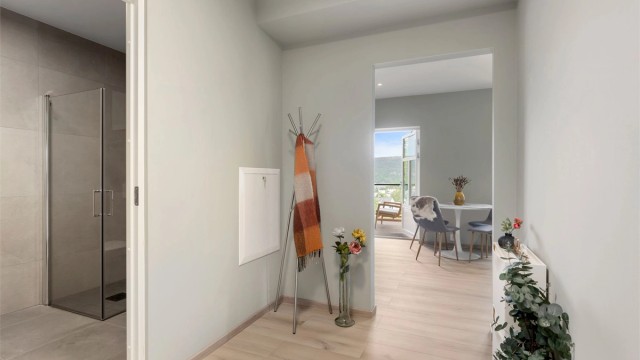 Romslig gangareal med god plass til oppbevaring av yttertøy og sko. I tillegg disponerer leiligheten en bod i felles kjeller med ytterligere oppbevaringsmuligheter.