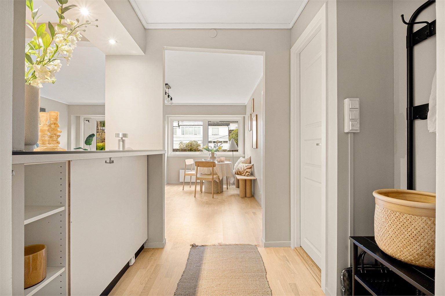 Gang/Entre - legg merke til den åpne løsningen mot kjøkken, praktisk!