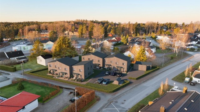 Opplev gledene ved å flytte inn i et nøkkelferdig og moderne hjem;
prosjekterte rekkehus med familievennlige kvaliteter, sentralt på Bodalsjordet.