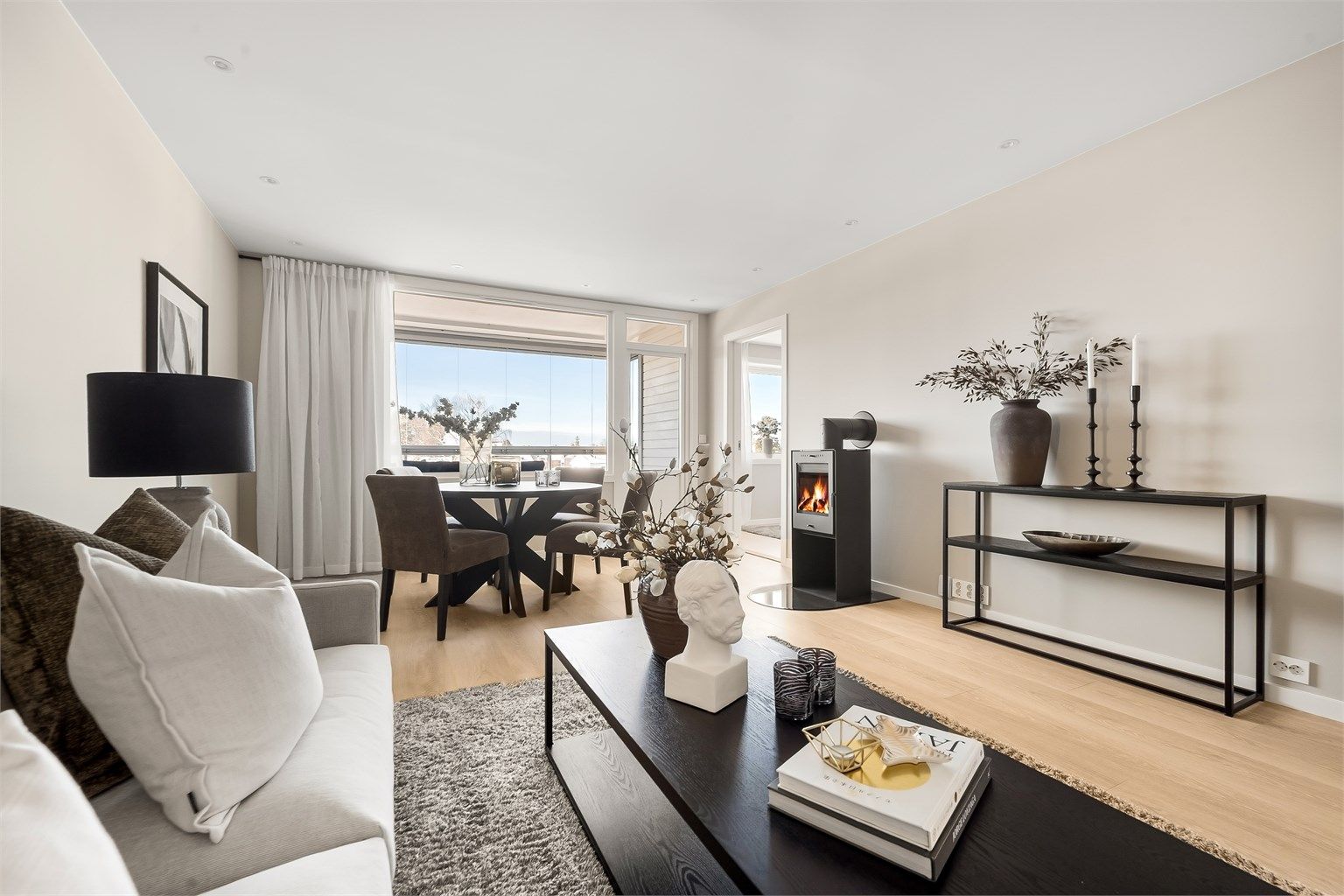 En stilren peisovn gir både varme og en hyggelig atmosfære i stuen.