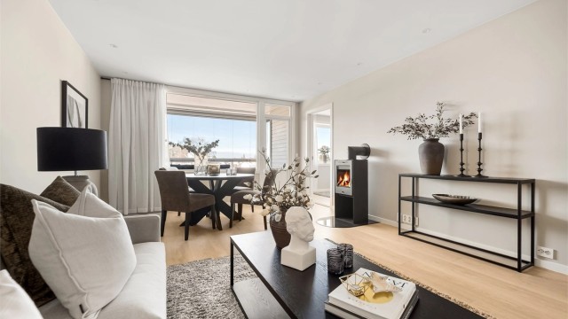 En stilren peisovn gir både varme og en hyggelig atmosfære i stuen.