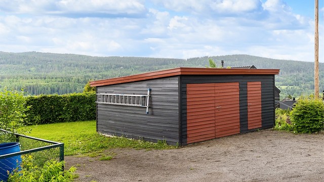 Garasjen har 1 bilplass og bodareale. Enkel garasje oppført på plate på mark. Vegger i uisolert bindingsverk og pulttak.