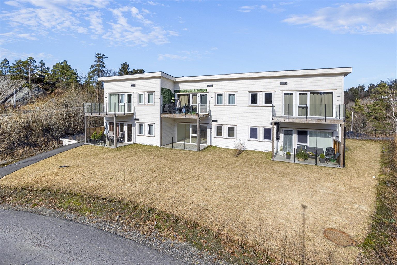 Leiligheten ligger pent plassert i et rolig og etablert område.