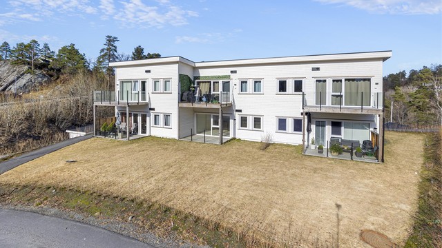 Leiligheten ligger pent plassert i et rolig og etablert område.