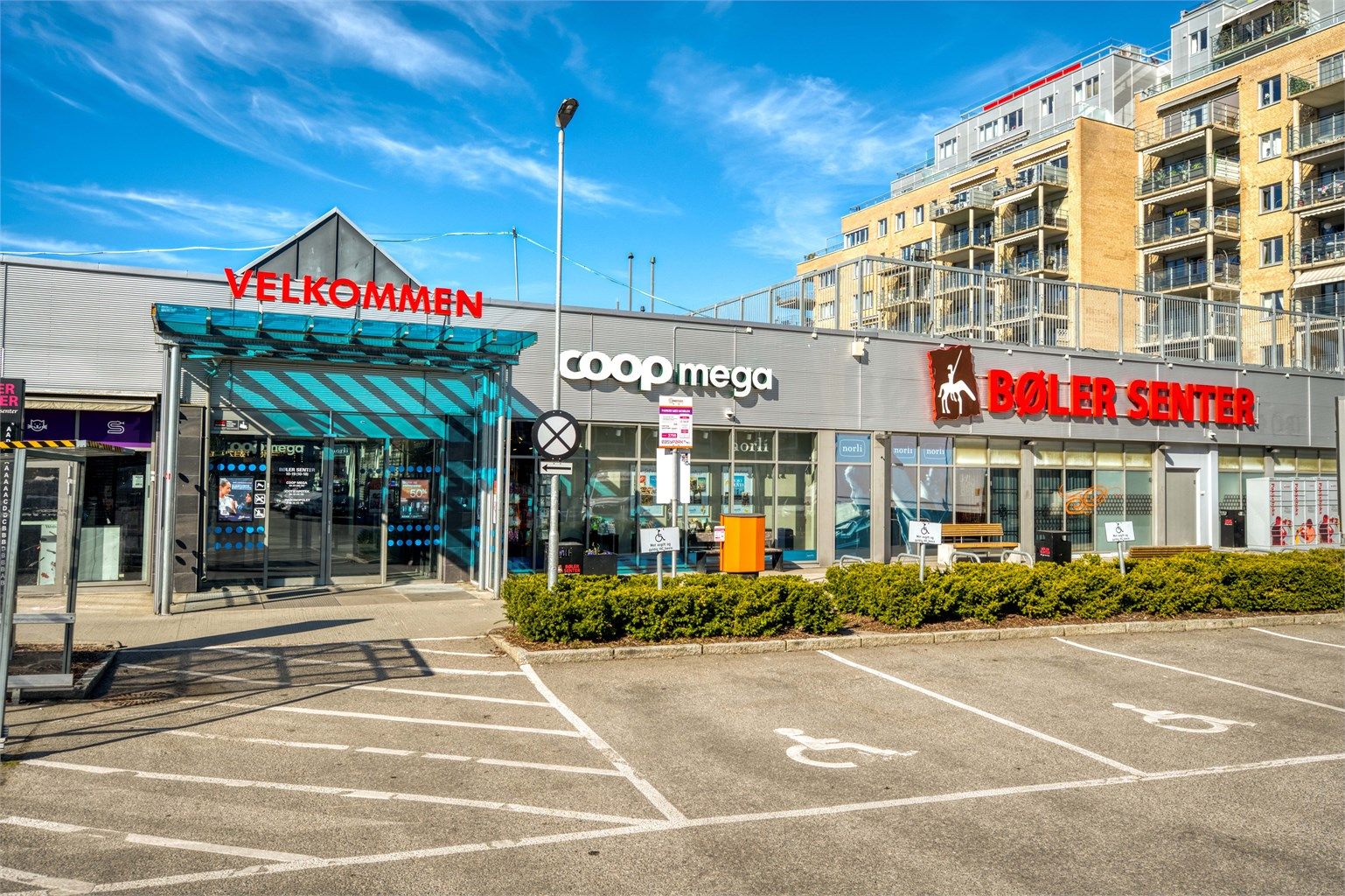 Bøler Senter ligger i umiddelbar nærhet og tilbyr et bredt utvalg av butikker, servicetjenester, helsetilbud og koselige kafeer - alt du trenger, rett i nærmiljøet!