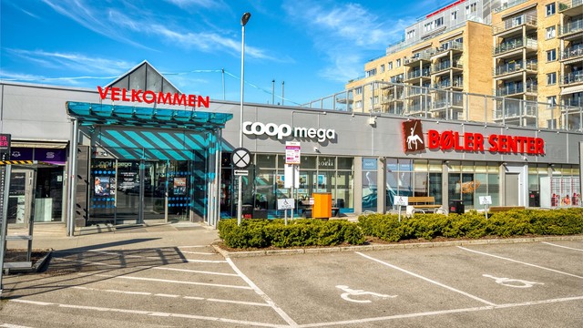 Bøler Senter ligger i umiddelbar nærhet og tilbyr et bredt utvalg av butikker, servicetjenester, helsetilbud og koselige kafeer - alt du trenger, rett i nærmiljøet!