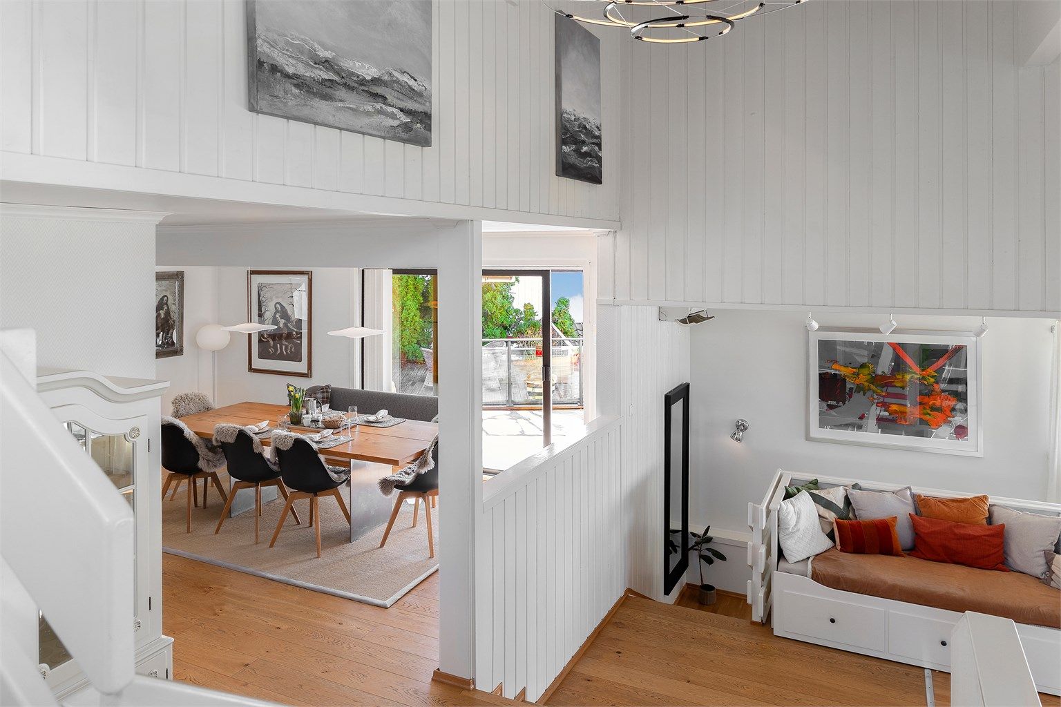 Den åpne løsningen gir en lys og luftig følelse også i 2. etasje.