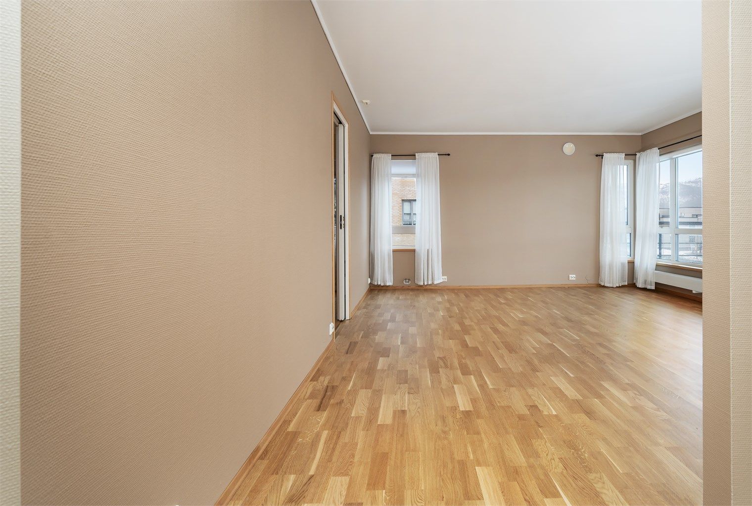 Stuen har malte strievegger og god plass for ulike møbleringsløsninger.